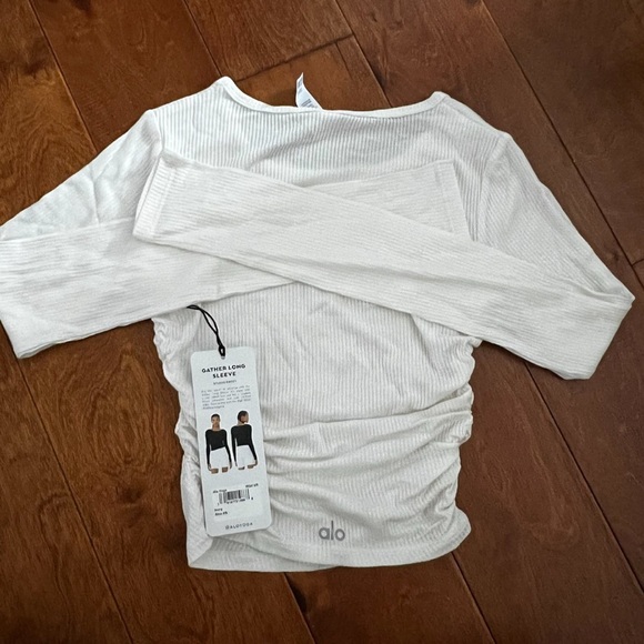 Alo Yoga Gather Long Sleeve Rib Crop Top - Picture 2 of 3